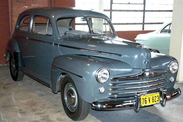 Ford Deluxe 2-dr sedan 1948