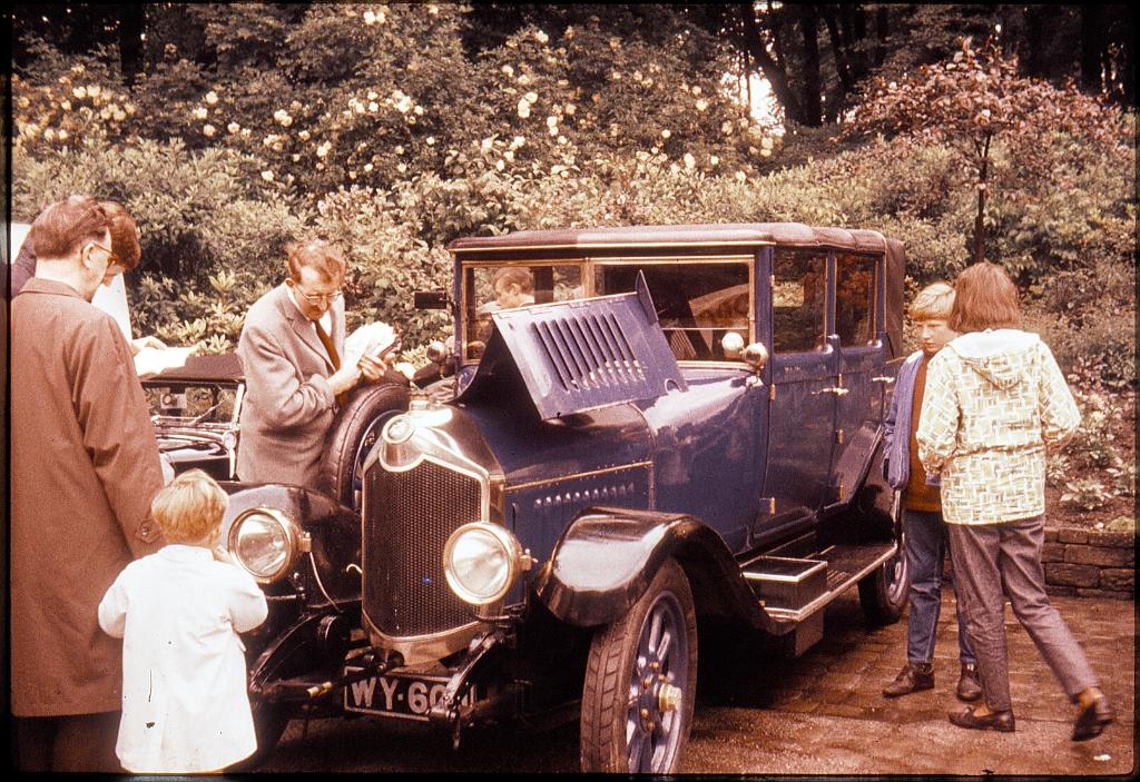 Crossley 19.6 V-windscreen saloon sn-16448 1923