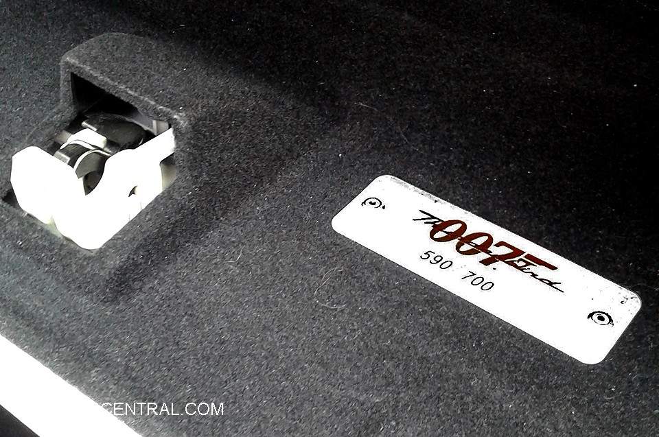 Ford Thunderbird 007 Limited 
Edition sn-1FAHP62A43Y105823 2003