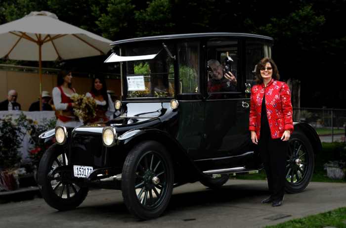 Detroit Electric Model 90 1922 Honorary Judges Trophy