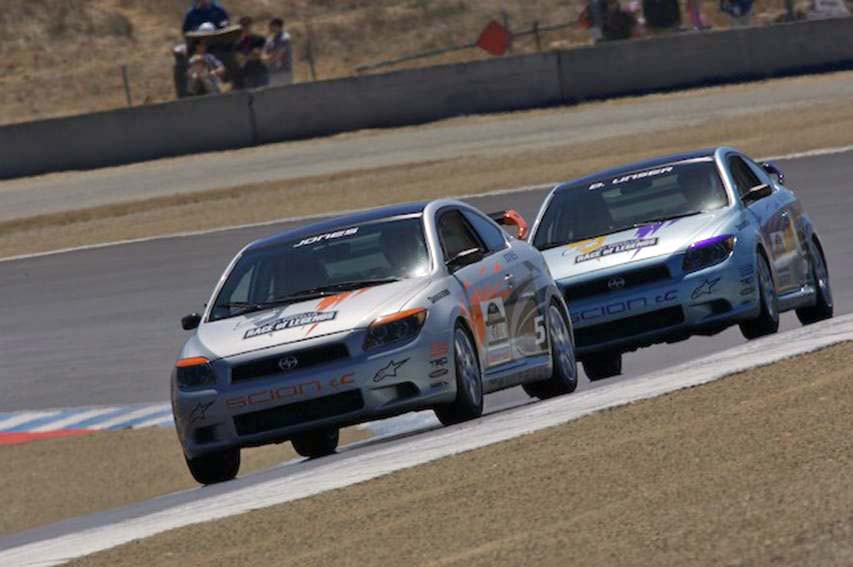  Parnelli Jones keeps Bobby Unser at bay during the 
